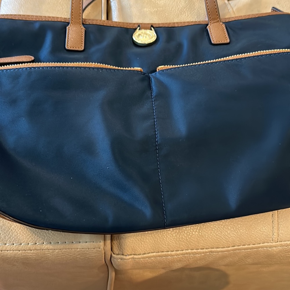 Micheal Kors Black cloth shoulder bag trimmed in brown - Picture 2 of 13